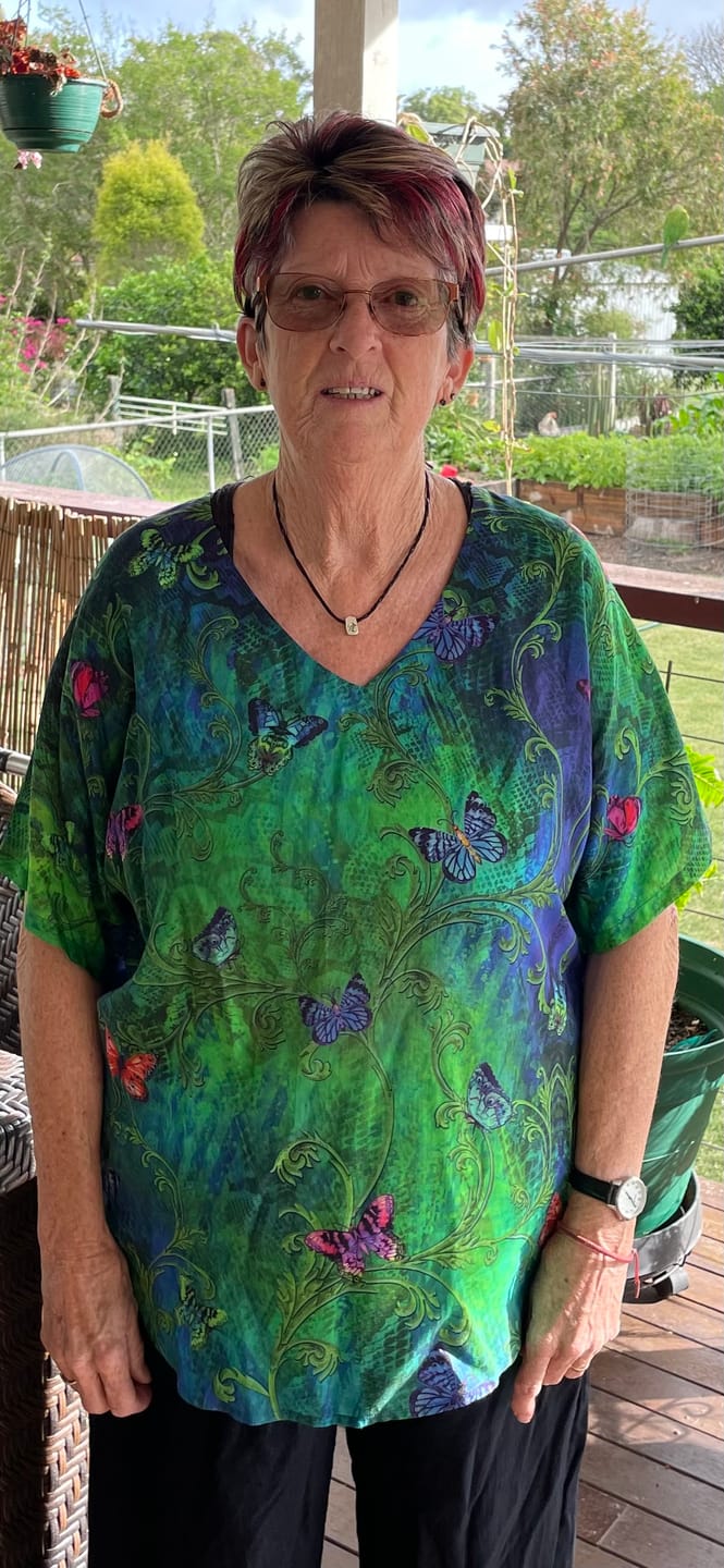 Customer photo review of Claire Powell V-Neck Short Sleeve Top - Soft Modal Fabric (Amazon)