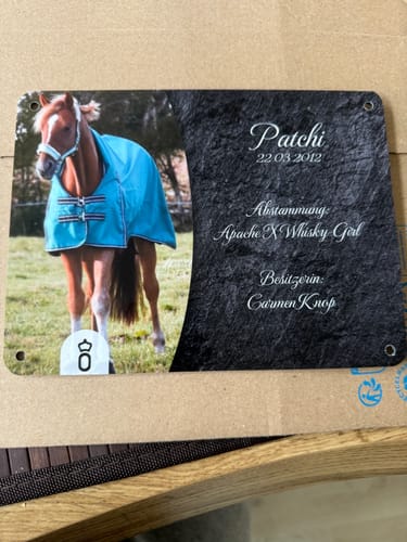 Customer photo review of Pferde Boxenschild mit Foto & Wunschtext (UV- und wetterfest)