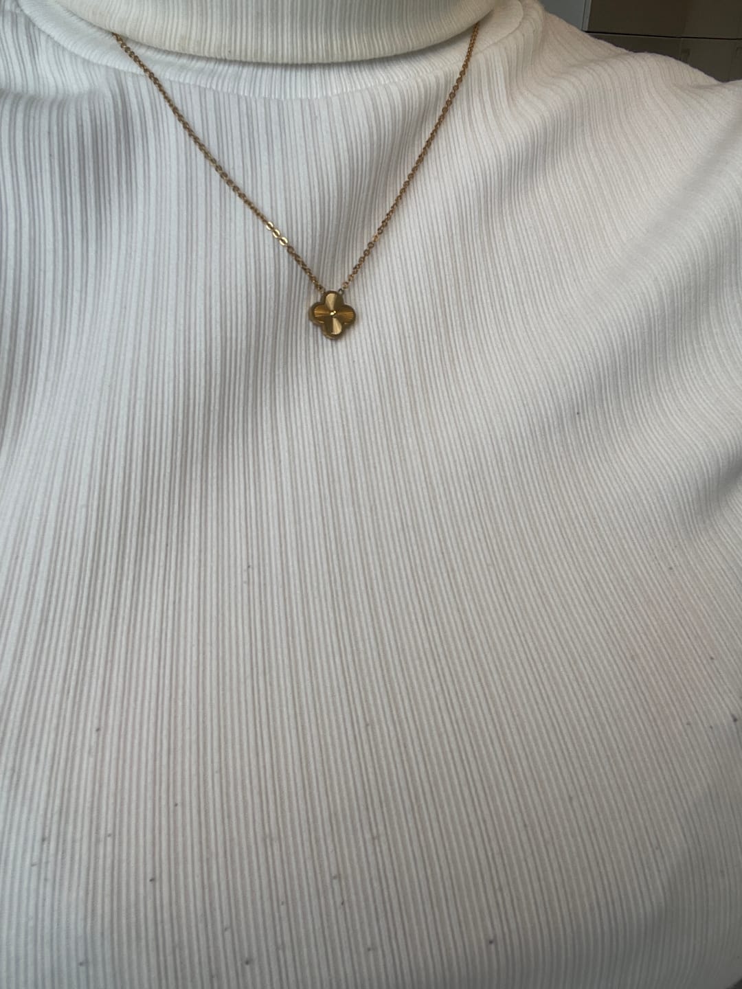 Customer photo review of Shine Clover Kette | 18K vergoldet