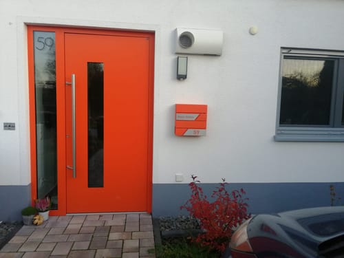 Customer photo review of AlbersDesign Briefkasten B1 in WUNSCHFARBE personalisiert mit Edelstahl-Schildern