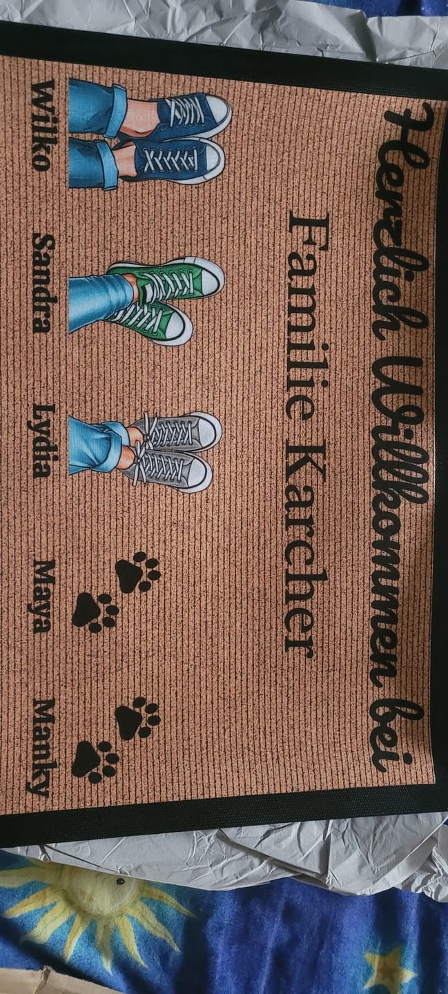 Customer photo review of Fußmatte für Familien mit Sneakern + Namen (2-6 Familienmitglieder) - Personalisierte Fußmatte