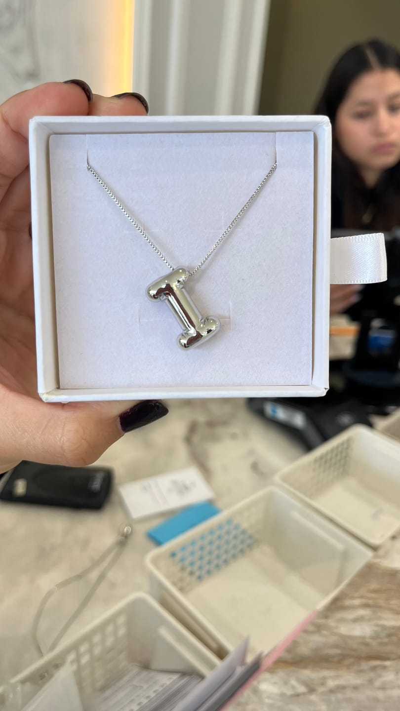 Customer photo review of Collar Plateado Liso Inicial Balloon