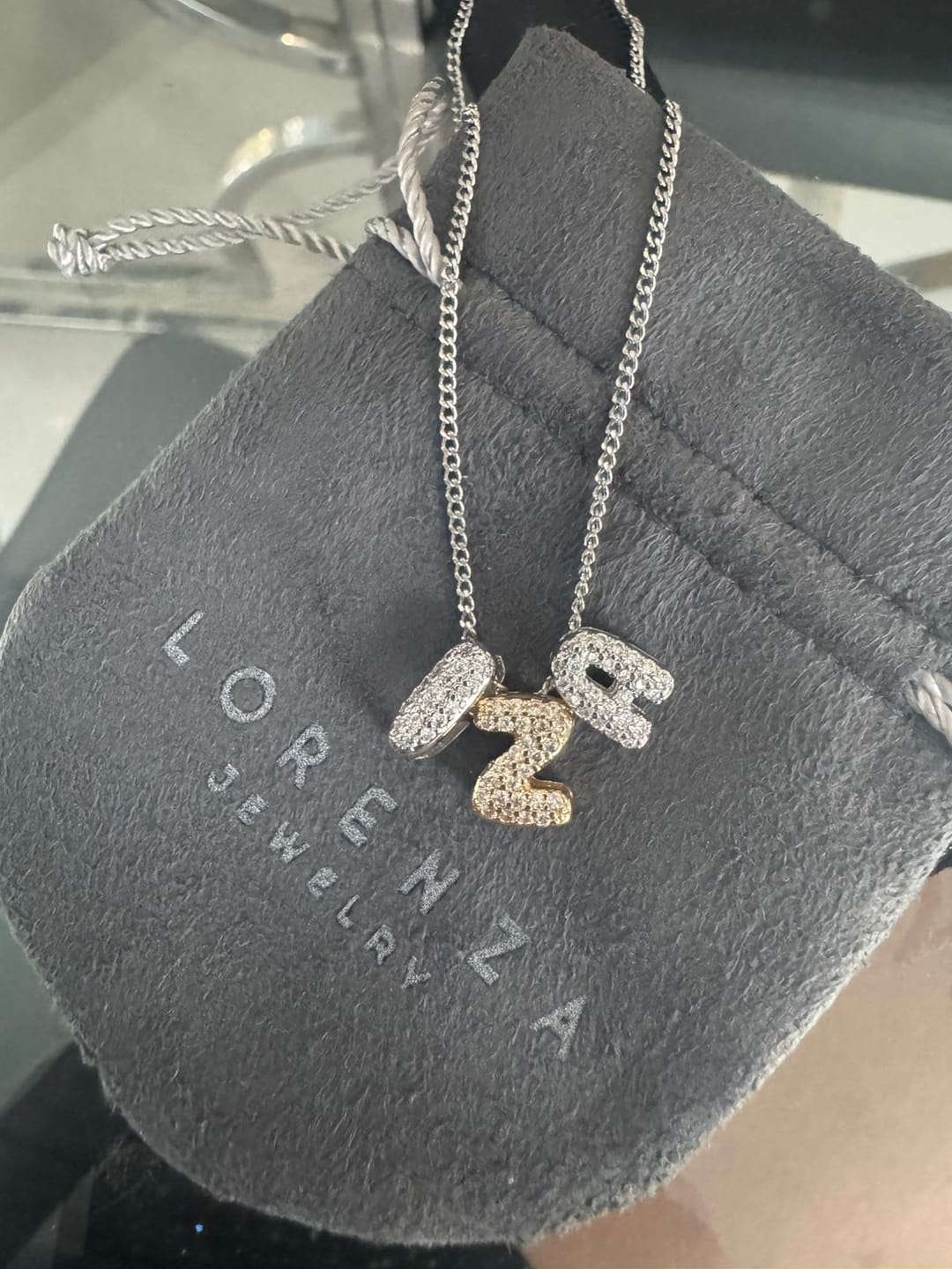 Customer photo review of Personaliza Tu Collar Inicial Mini Bubble Combinado Zirconias