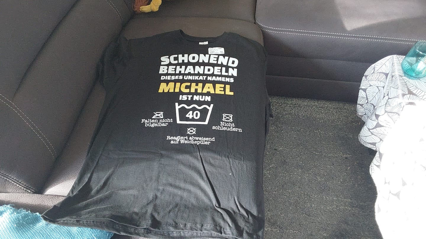 Customer photo review of Lustiges Geburtstags Shirt - Schonend Behandeln - Personalisierbares Herren T-Shirt