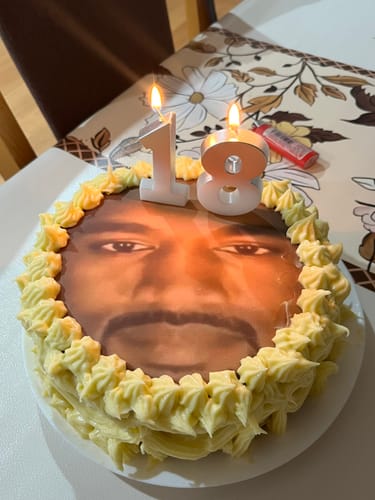 Customer photo review of 20 cm Pre-cut Circle Custom Edible Icing Image