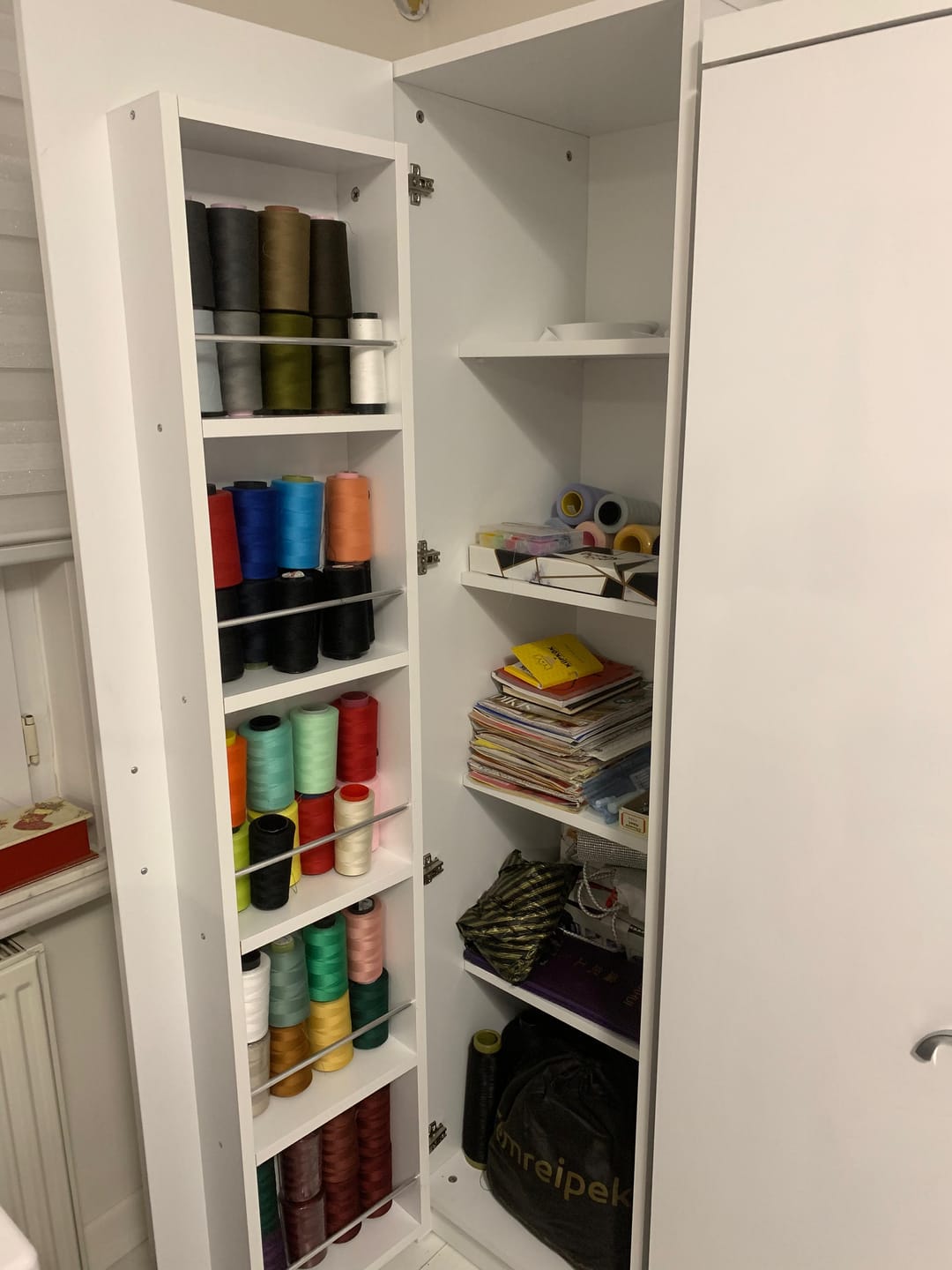 Customer photo review of Rani JE104 Çok Amaçlı Dolap Tekerlekli Tek Kapaklı Kiler Erzak Mutfak Dolabı Beyaz