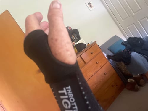Customer photo review of Universal Wrist Support – Wrist Pain Relief For Drivers & Operators