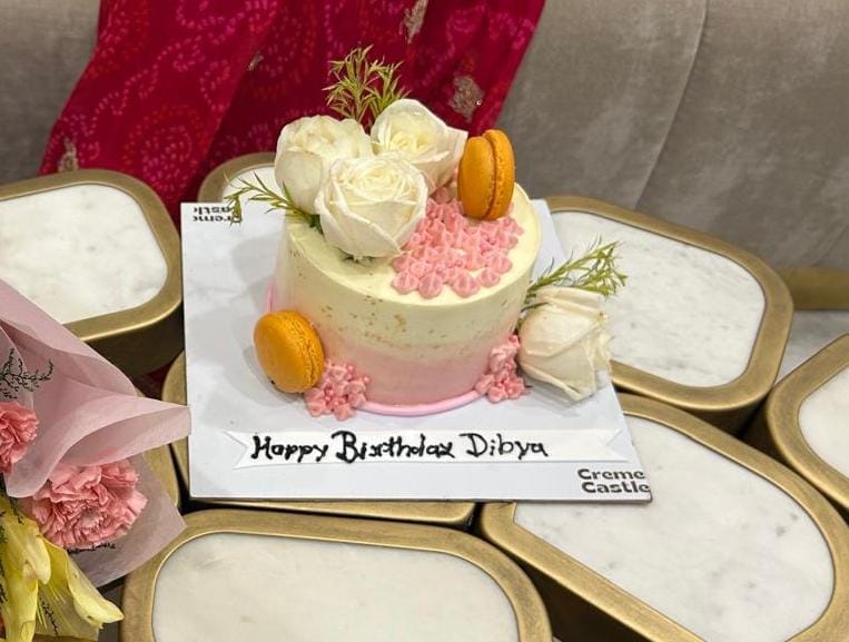 Customer photo review of Macaron Splash Cake