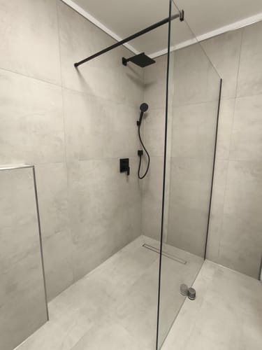 Customer photo review of SONNI Begehbare Dusche Duschabtrennung Duschwand 10mm Schwarz Duschabtrennung Duschkabine Nano ESG 80-140cm