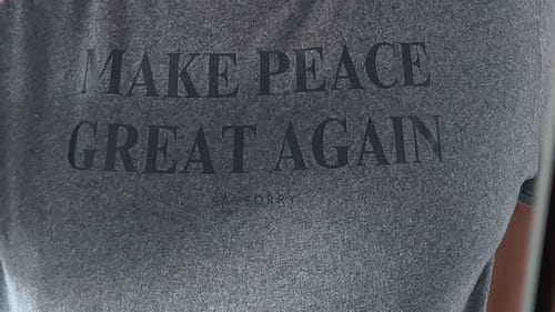 Customer photo review of 100% Organic Herren Shirt »Make Peace Great Again«