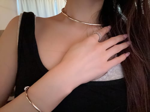 Customer photo review of Le Neck Cuff Necklace