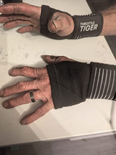 Customer photo review of Universal Wrist Support – Wrist Pain Relief For Drivers & Operators