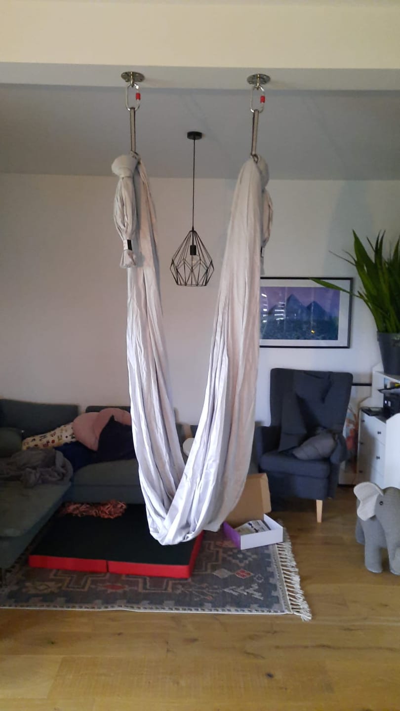 Customer photo review of Aerial Yoga Hängematte (Komplettset) - Farbe Silbergrau