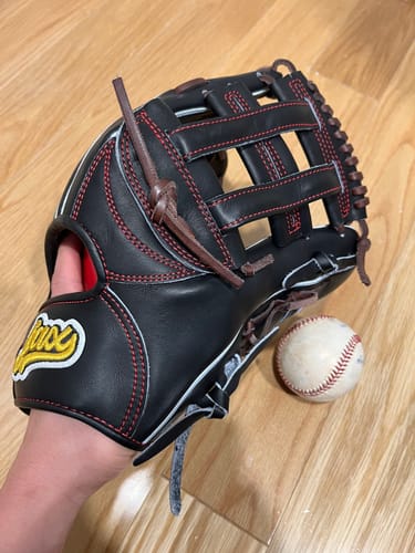 Customer photo review of Jax Fielding Glove | LJ-10 | Outfield | Black