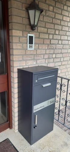 Customer photo review of AlbersDesign Stand-Paketbox PB1 Eisenglimmer (DB703) personalisiert mit Edelstahl-Schild