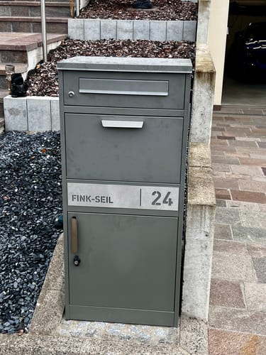 Customer photo review of AlbersDesign Stand-Paketbox PB1 Graualuminium (RAL9007) personalisiert mit Edelstahl-Schild