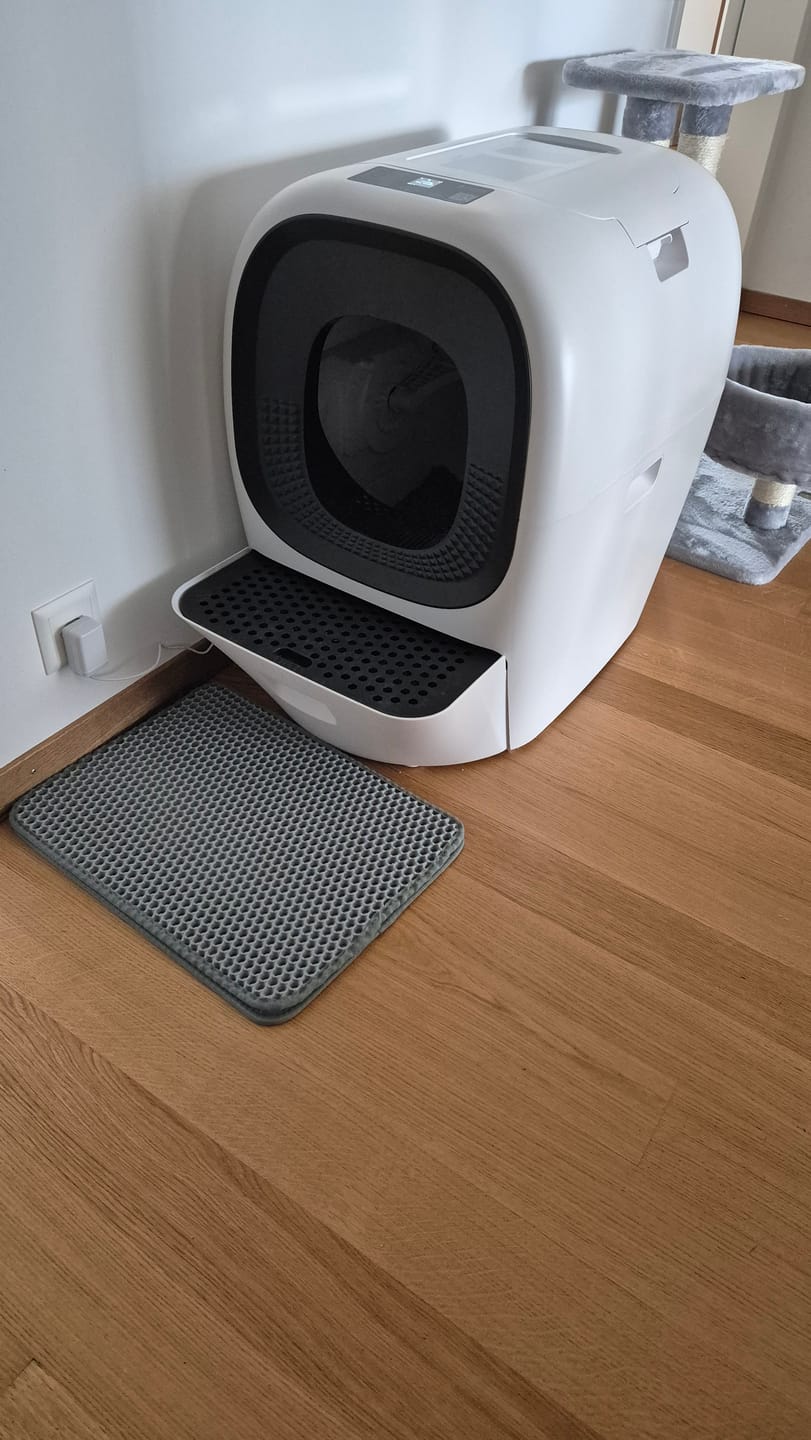 Customer photo review of Auto Self-Refill Cat Litter Box Pro
