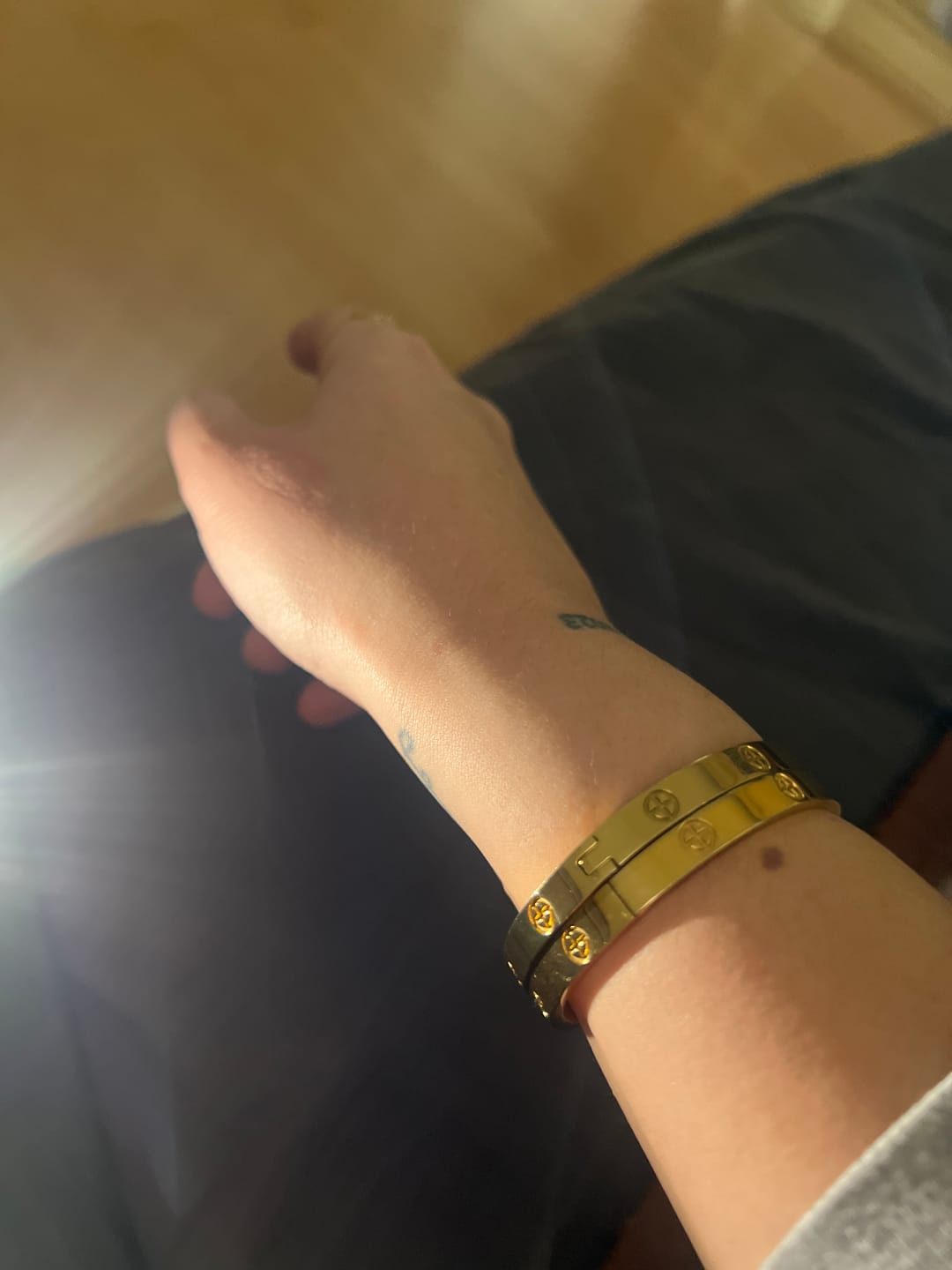 Customer photo review of Crossed Arianna Armreif | 18K vergoldet