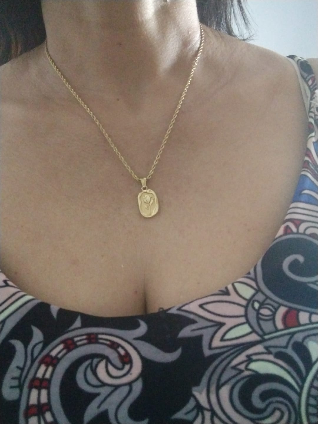 Customer photo review of Colar de Rede Baiana com Pingente de Rosa Banhado em Ouro 18k