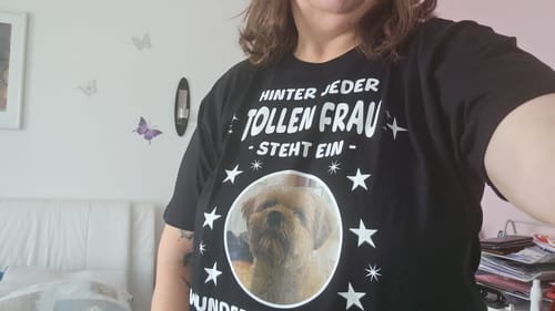 Customer photo review of Hinter jeder tollen Frau - Personalisierbares Unisex T-Shirt