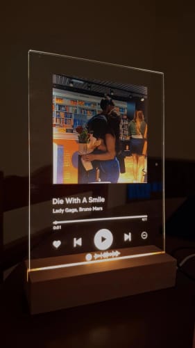 Customer photo review of Lâmpada Spotify Personalizável (Foto & Música)