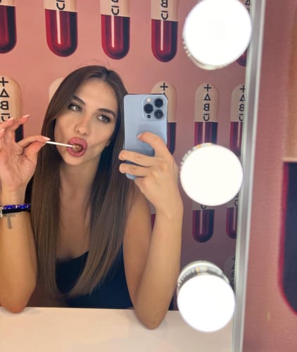 Customer photo review of Hollywood Mirror Medium "CELEBRITY"