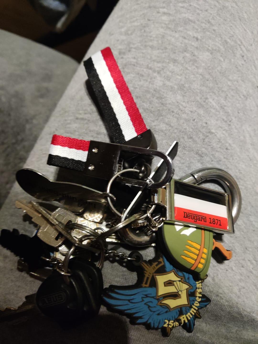 Customer photo review of Exklusiver Karabiner mit Schlüsselring und schwarz-weiß-rotem Band, Deutschland