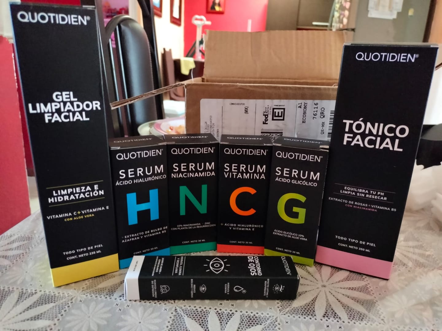 Customer photo review of NUEVO: Kit Piel Deslumbrante (47% OFF) - Limpiador + Tónico + Serum Vitamina C + Serum Niacinamida + Serum Ácido Glicólico + Serum Ácido Hialurónico + Contorno de Ojos