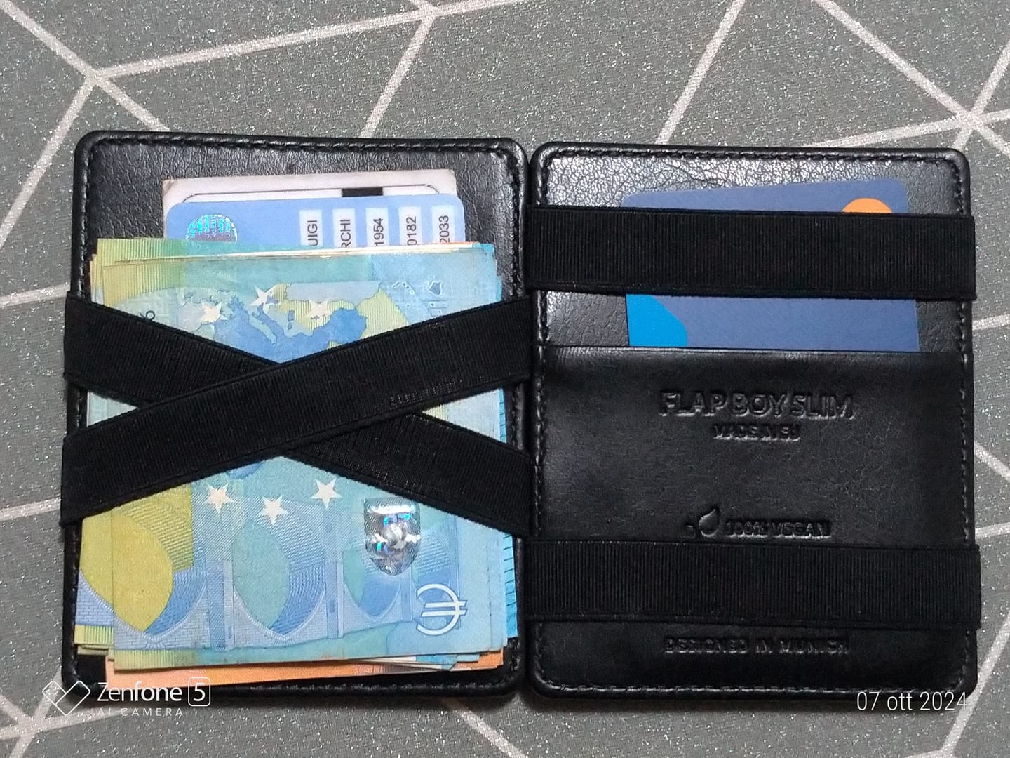 Customer photo review of Flap Boy Slim Vegan - Magic Wallet without Coin Pocket