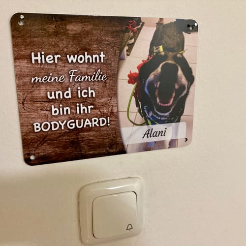 Customer photo review of Hunde-Türschild personalisiert mit Foto & Text (UV- und wetterfest)