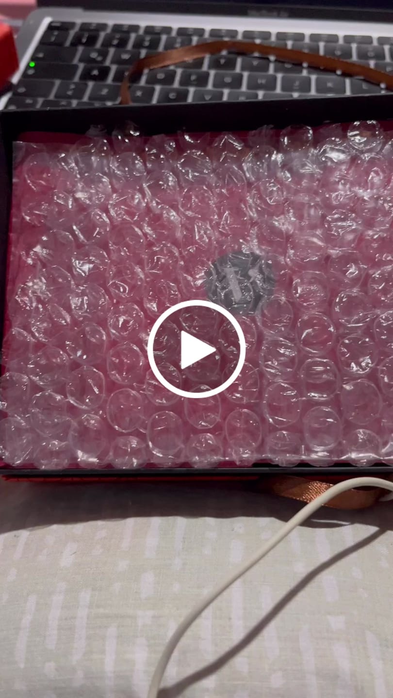 Customer video review of Caja 36 bombones