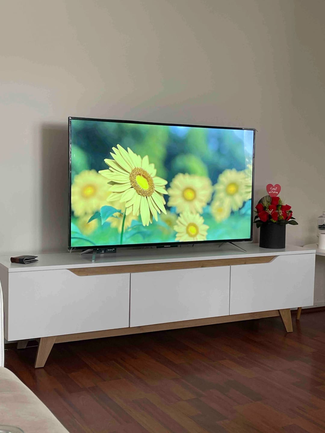Customer photo review of Rani D1 Tv Ünitesi Modern Ayaklı Tv Sehpası 180 cm  Beyaz - Sepet Ceviz