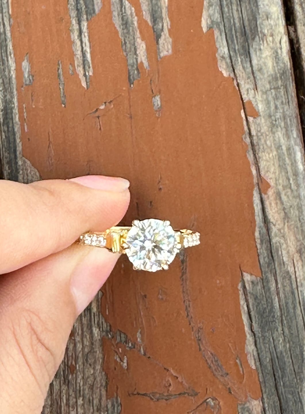 Customer photo review of S925 Moissanite 2.0Ct Round Cut Bow Base Design Engagement Ring For Everyday Wear