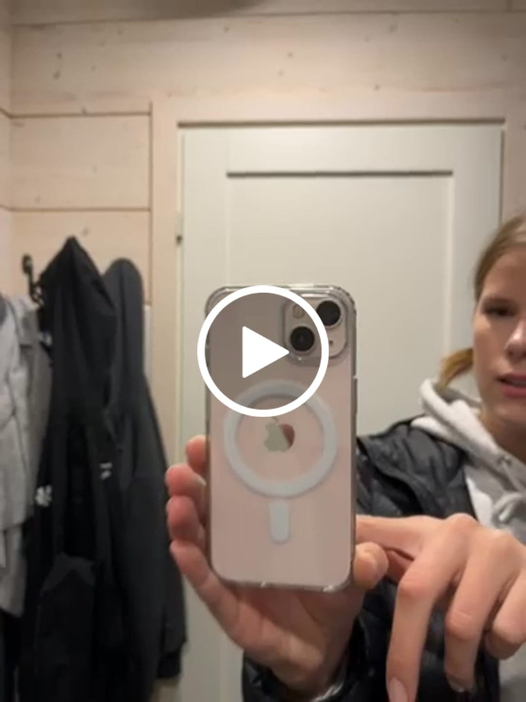 Customer video review of Apple iPhone kirkas silikonikuori, MagSafe
