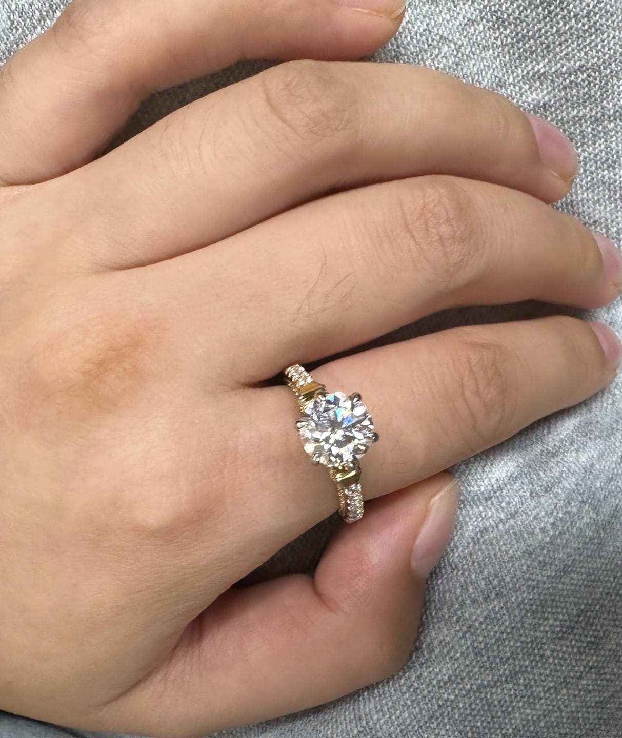 Customer photo review of S925 Moissanite 2.0Ct Round Cut Bow Base Design Engagement Ring For Everyday Wear