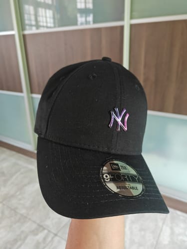 Customer photo review of 9FORTY New York Yankees Comic Space Metal Badge Black Adjustable