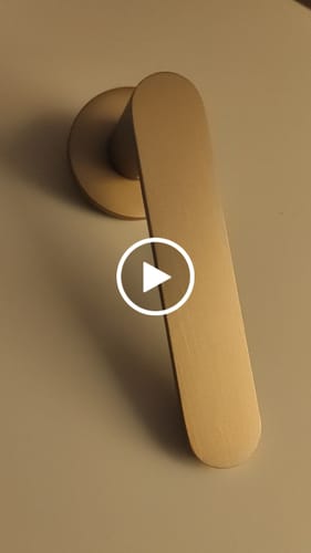 Customer video review of Manivela dorada mate de aluminio con roseta redonda modelo 1320 para puertas