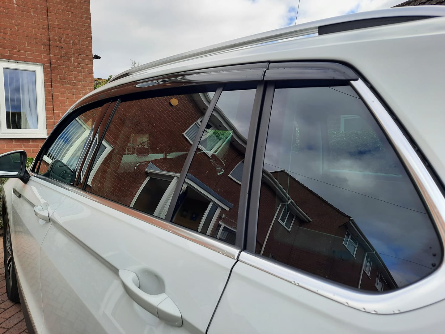 Customer photo review of Auto Clover Wind Deflectors Set for Volkswagen Tiguan 2016+ (6 pieces)