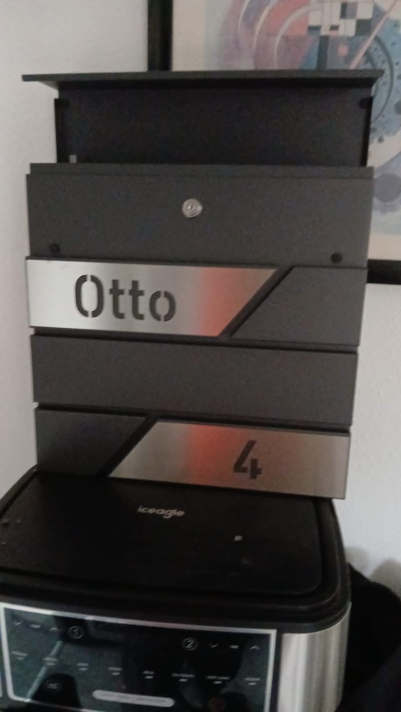 Customer photo review of AlbersDesign Briefkasten B1 Eisenglimmer (DB703) personalisiert mit Edelstahl-Schildern