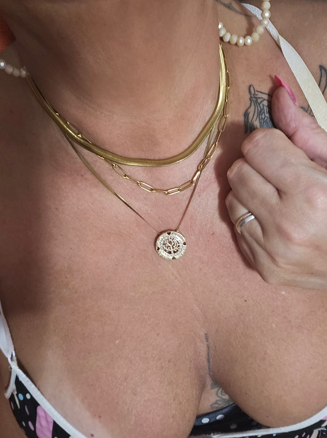 Customer photo review of Brincos Pendentes Elo Banhado em Ouro 18k