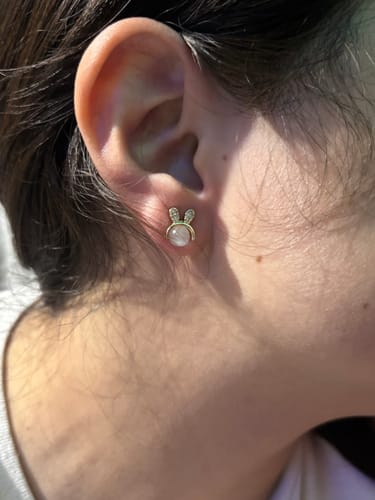 Customer photo review of Aretes Conejito de Ópalo