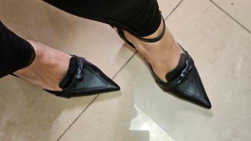 Customer photo review of Scarpin Aberto Slingback Kitten Heels Couro Preto