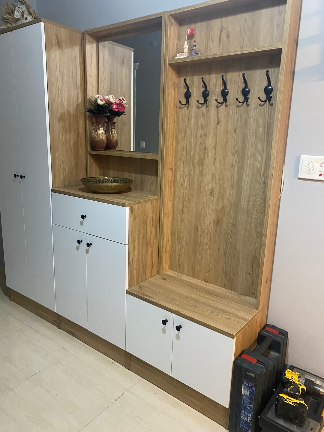 Customer photo review of Rani P6 Modern Çekmeceli Aynalı Raflı Portmanto Ayakkabılık Vestiyer Sepet Ceviz - Beyaz M2