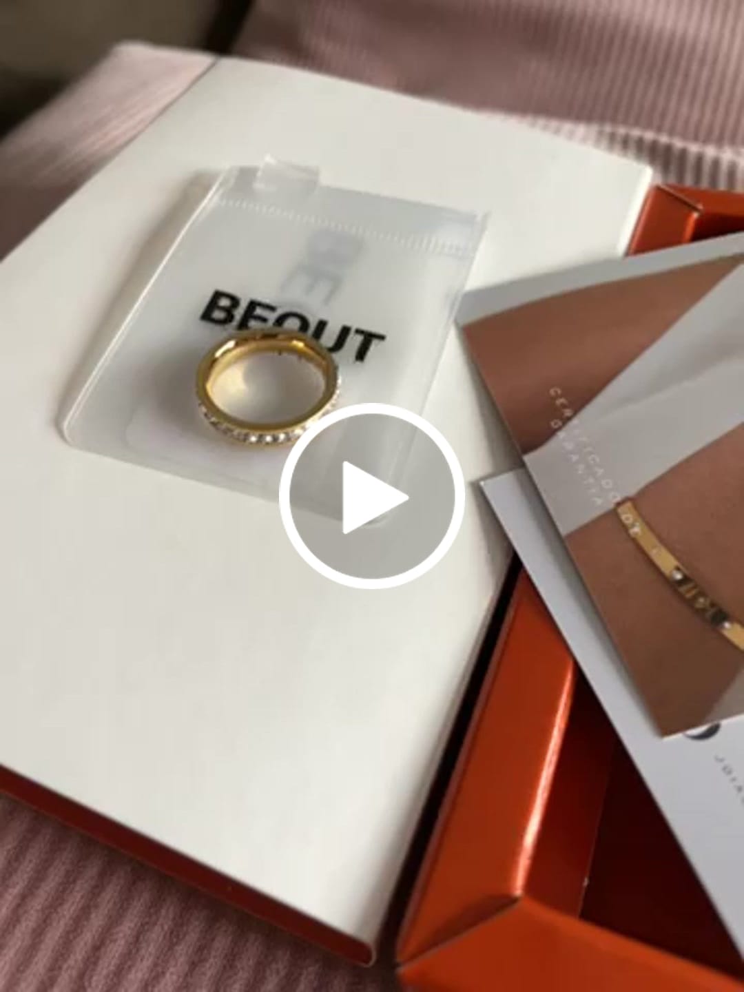 Customer video review of Anel com Pedras Brilhantes Banhado em Ouro 18k