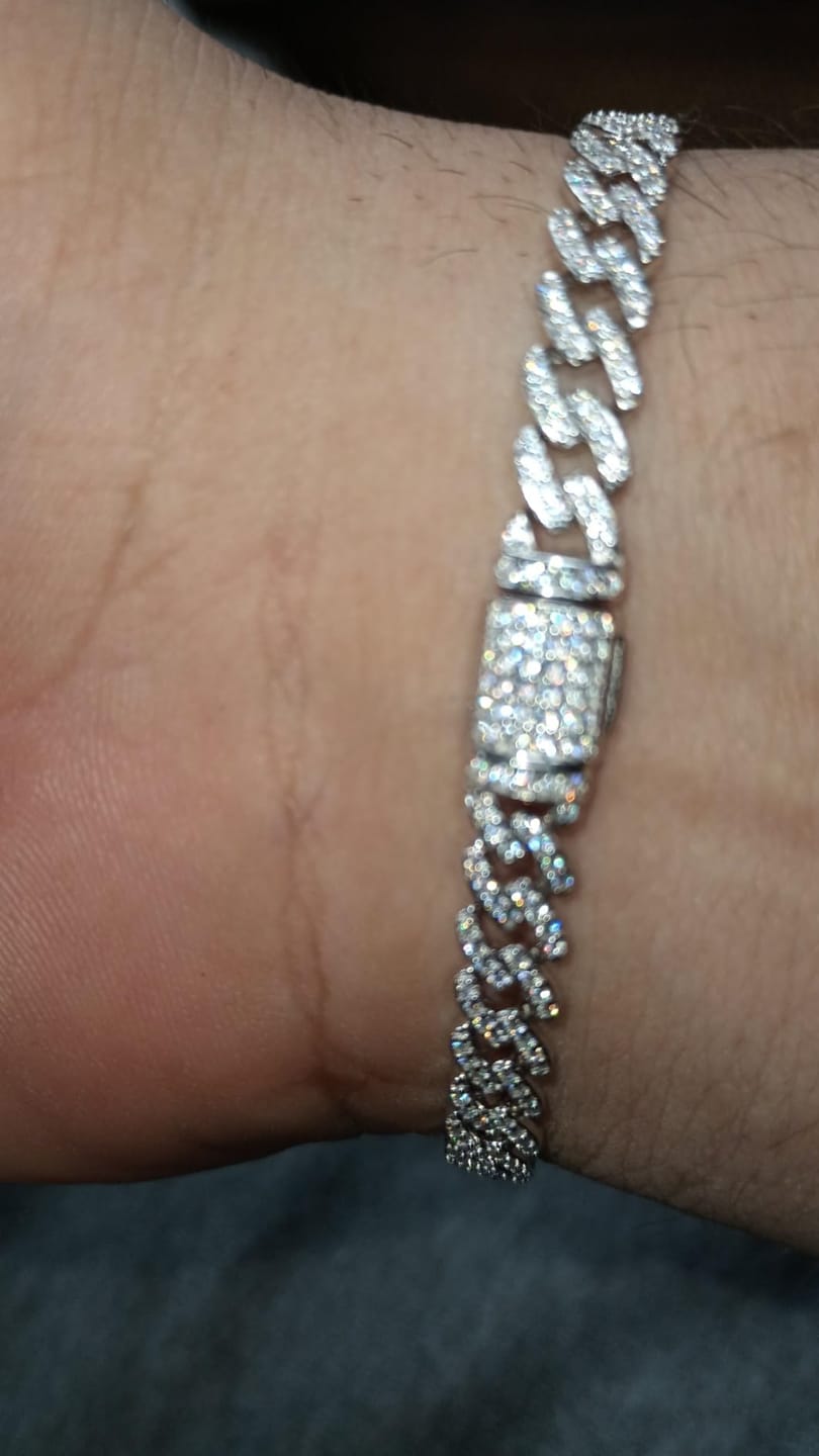 Customer photo review of PULSERA CUBANA DE MOISSANITA CON ORO BLANCO DE 6mm