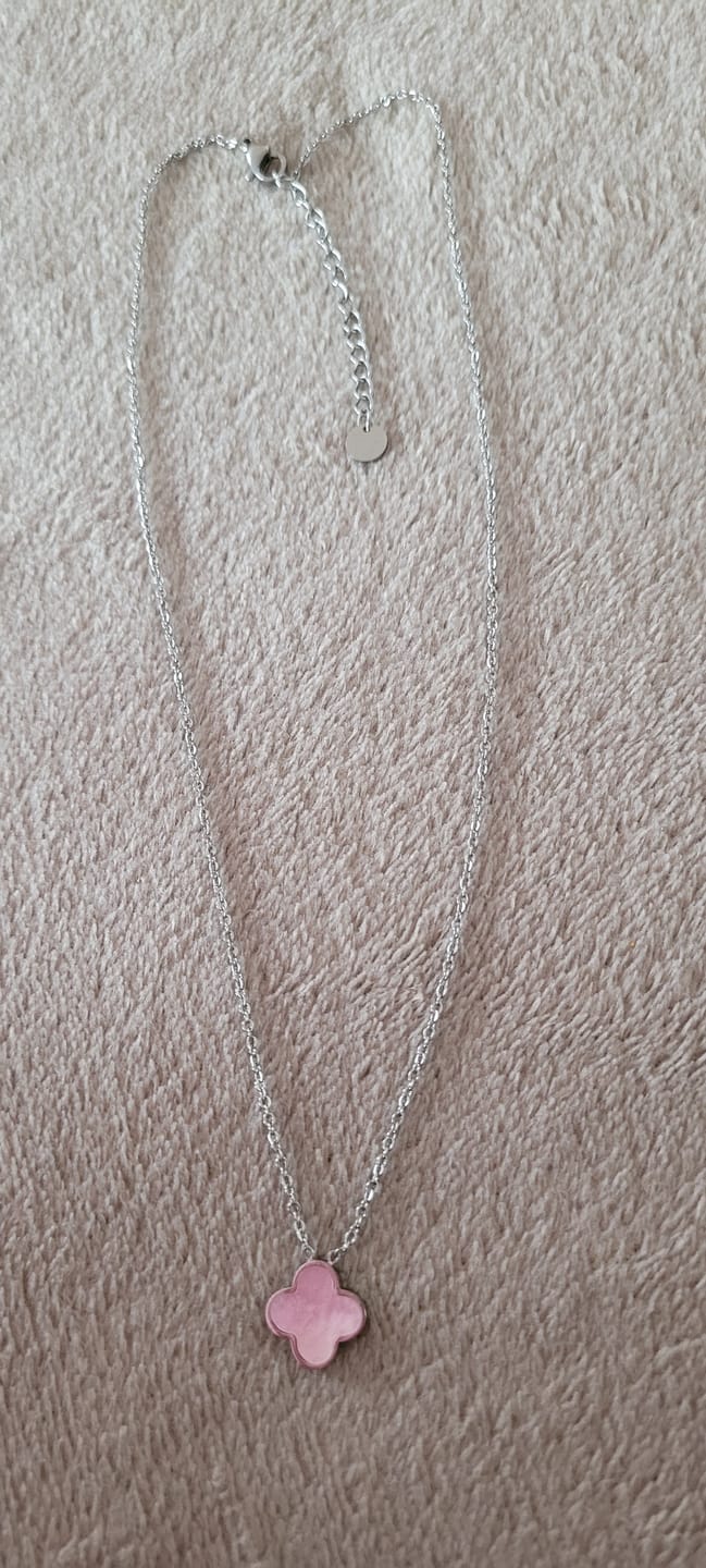 Customer photo review of Rosa Perlmutt Clover Kette | 18K vergoldet