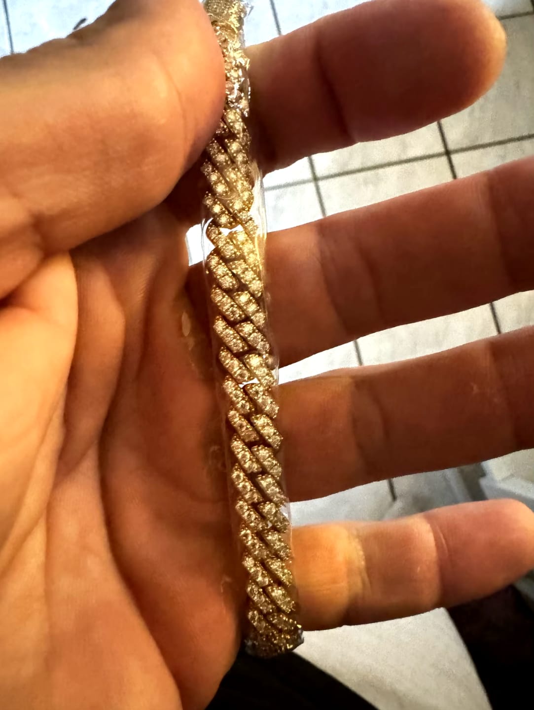 Customer photo review of PULSERA CUBANA DE MOISSANITA CON ORO BLANCO DE 6mm