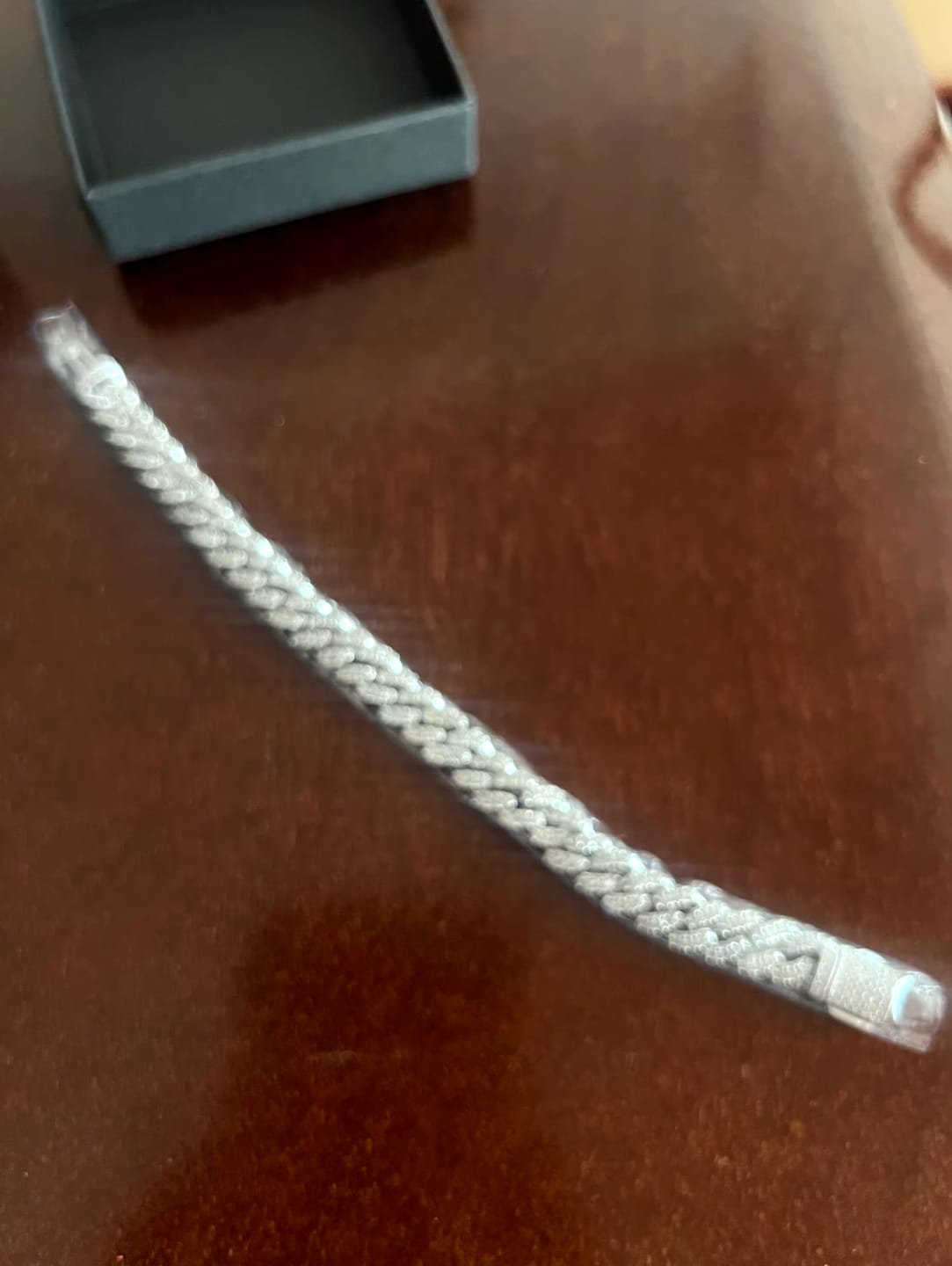 Customer photo review of PULSERA CUBANA DE MOISSANITA CON ORO BLANCO DE 6mm