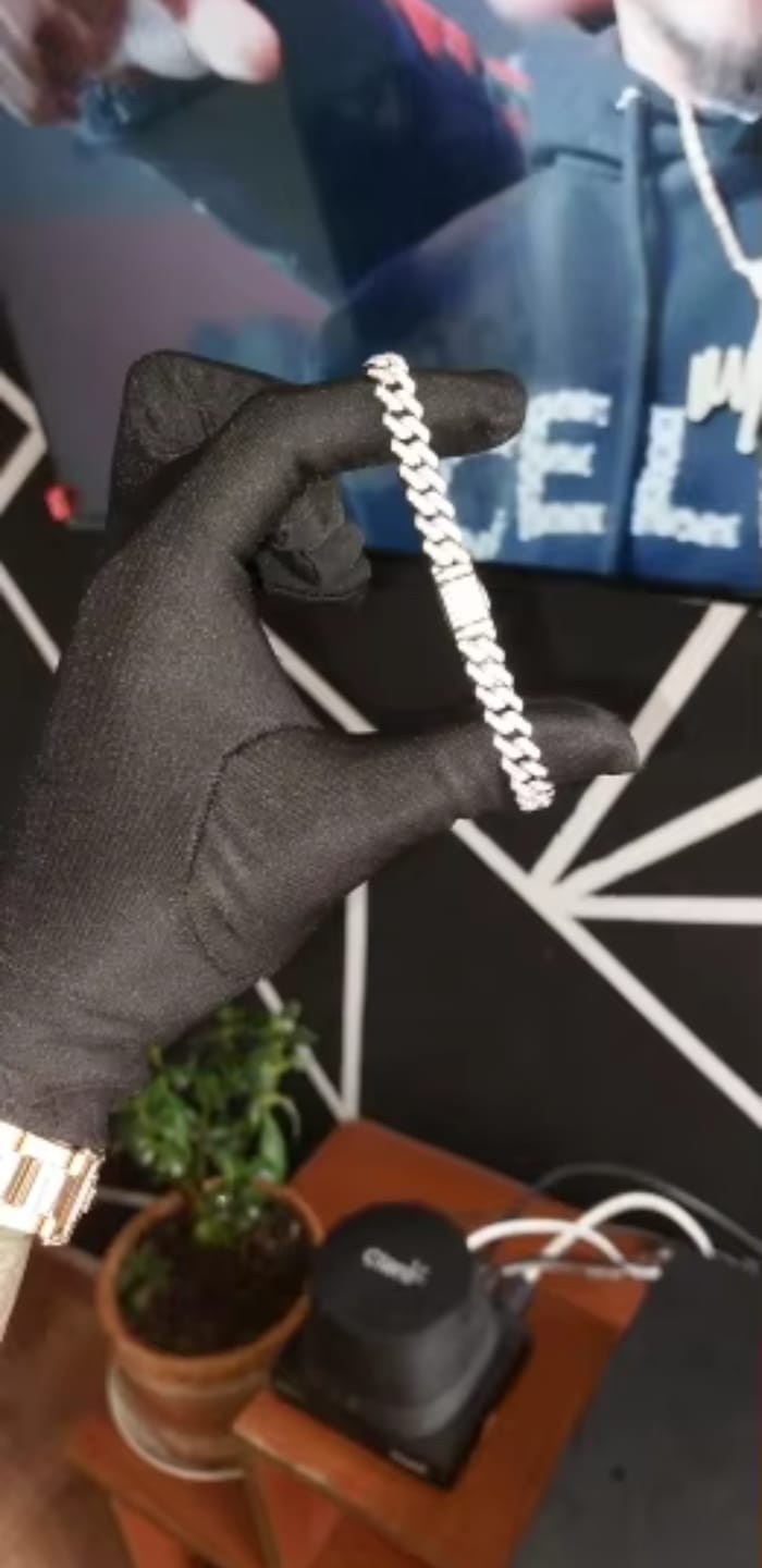Customer photo review of PULSERA CUBANA DE MOISSANITA CON ORO BLANCO DE 6mm