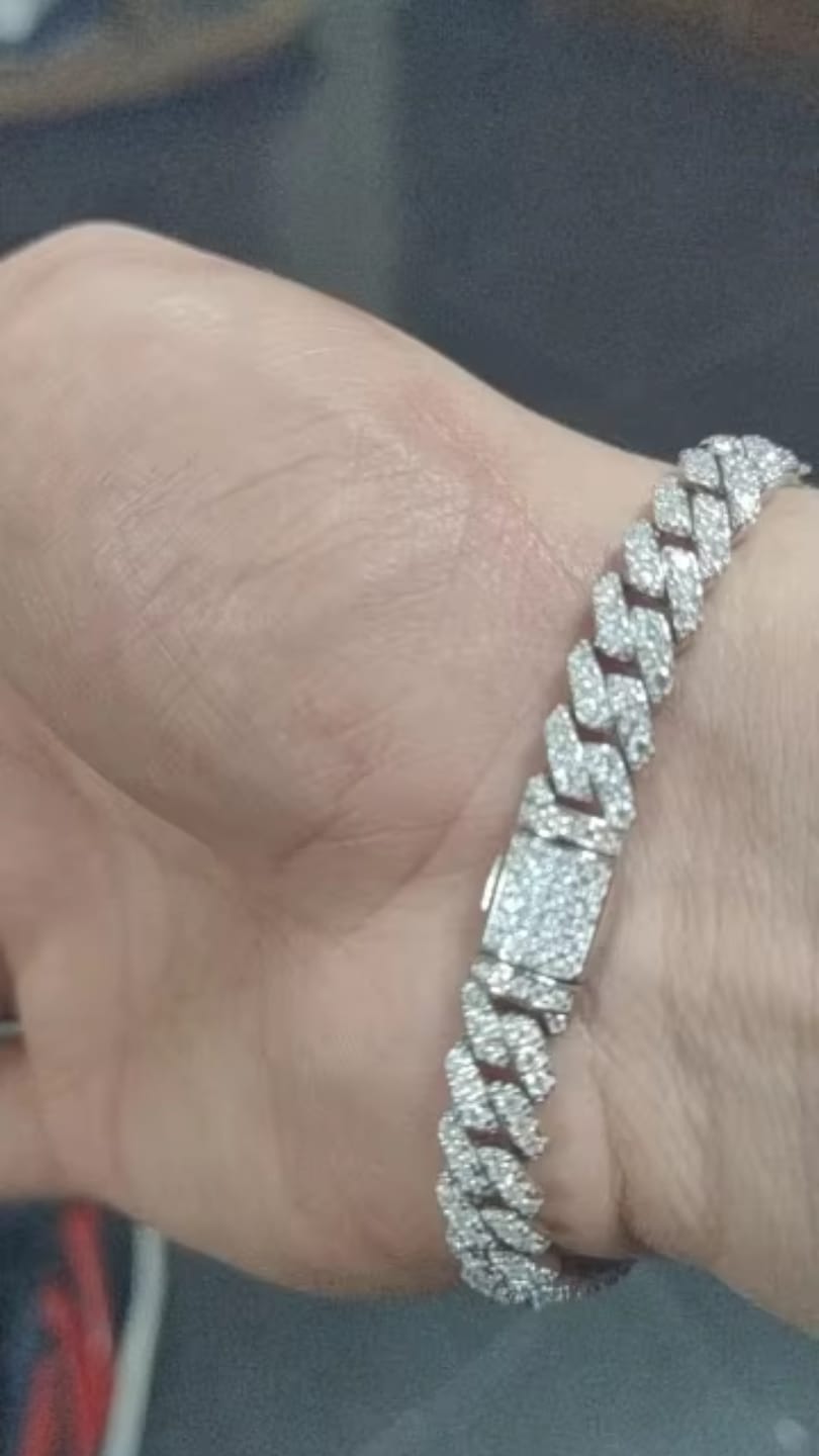 Customer photo review of PULSERA CUBANA DE MOISSANITA CON ORO BLANCO DE 6mm